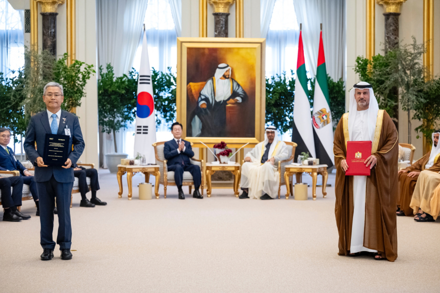 [크기변환]UAE대통령궁에서양국정상임석하에한전김동철사장과UAE원자력공사(ENEC)모하메드알하마디(H.E.MohamedAlHammadi)사장MOU체결식.jpg