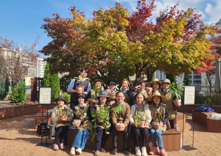서초구립중앙노인종합복지관, 친환경 화분 페스타 ‘반려식물 분갈이 축제’ 성료