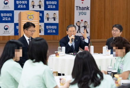 정성호 법무장관, 청주여자교도소 현장 진단…"과밀수용 해소·교정혁신 추진"