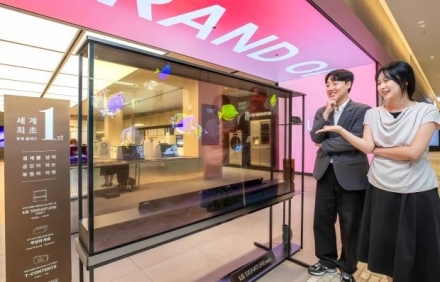 화면이 꺼지면 공간이 보인다…더현대 서울에 ‘투명 OLED TV’ 등장