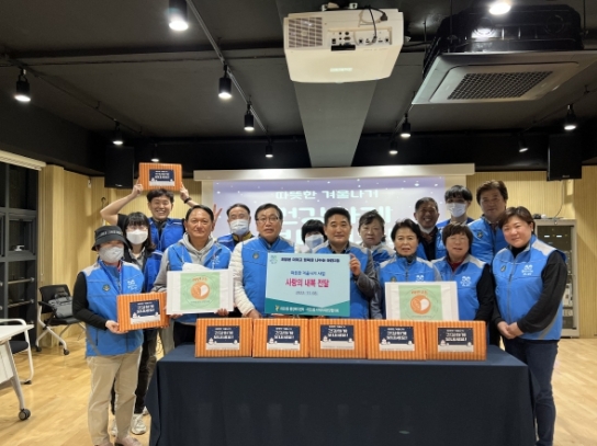 독거 어르신에게 따뜻한 겨울나기 사랑의 내복 전달