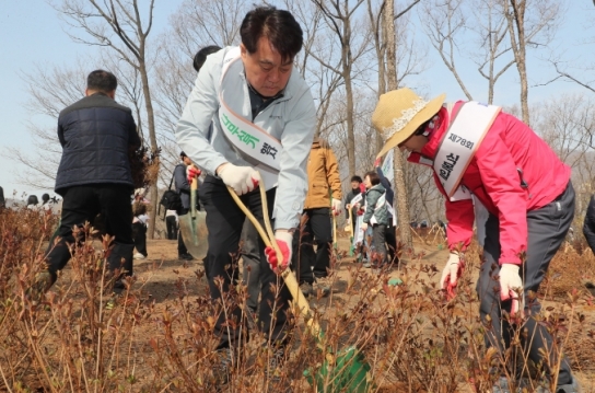 군포시, 식목일 맞아 나무심기 행사