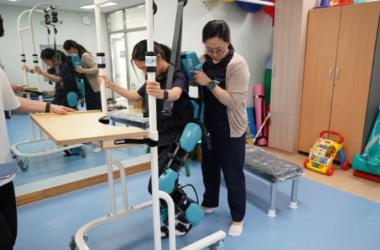 강릉시, 아동용 웨어러블 로봇으로 한걸음의 희망을 전하다
