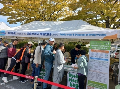 거제시, 외국인 노동자 대상 분리배출 홍보 부스 운영