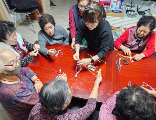 평창군 치매안심센터, 인지재활방문 강사가 마을별 경로당 치매 예방 프로그램 재능기부에 나서