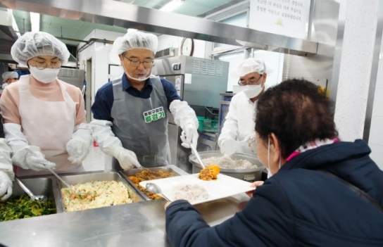 중랑구, 경로당 배식봉사 나서 "어르신께 효도하는 중랑 만들 것“